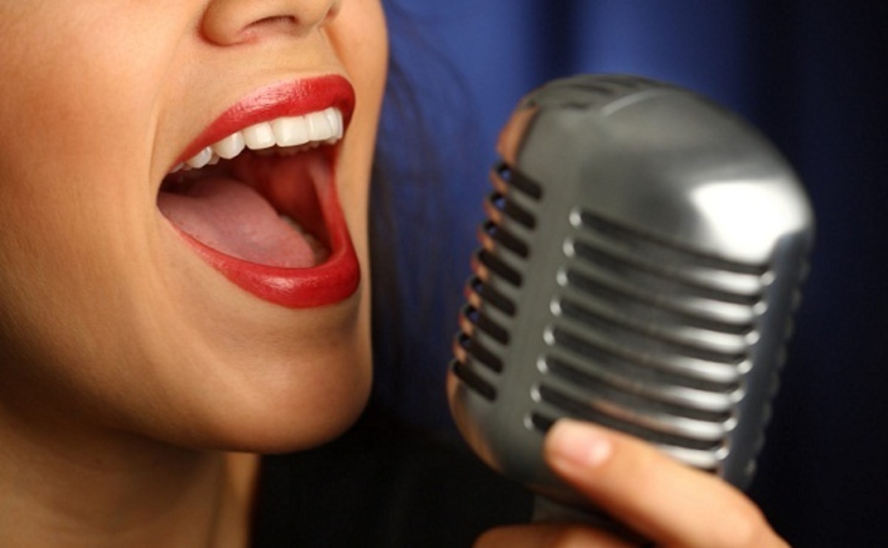 Микрофон для пения. Девушка поет. Реклама караоке в ресторане. Реклама караоке в кафе. Спеть любимую песню.